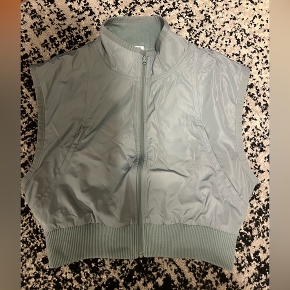 Alo yoga cosmic grey In Motion Vest - Sz Small - Picture 4 of 6